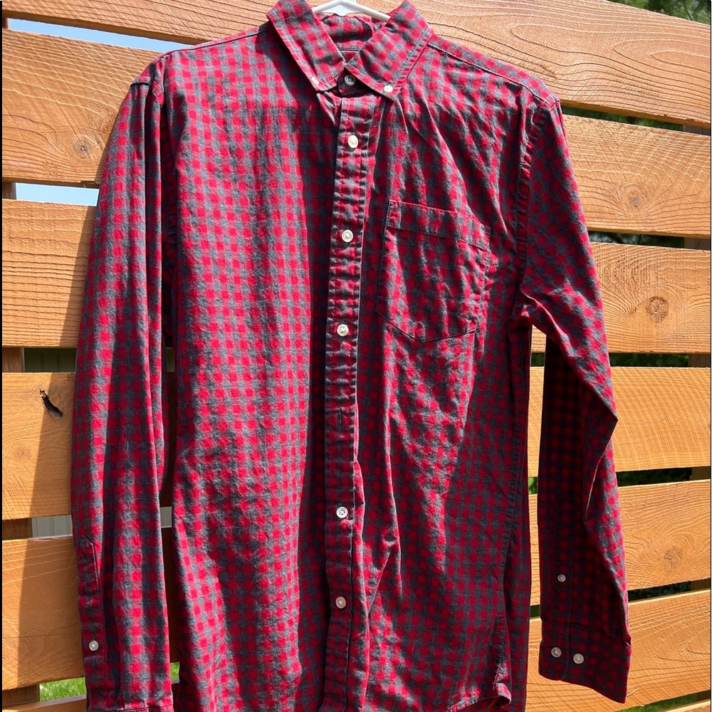 Mens Sonoma button up red/grey flannel size medium, very good condition.